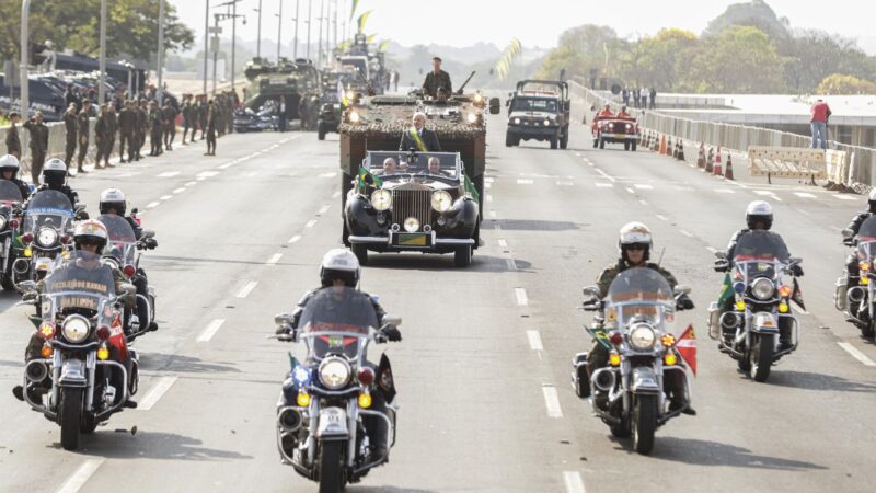 Autoridades prestigiam desfile do 7 de Setembro em Brasília