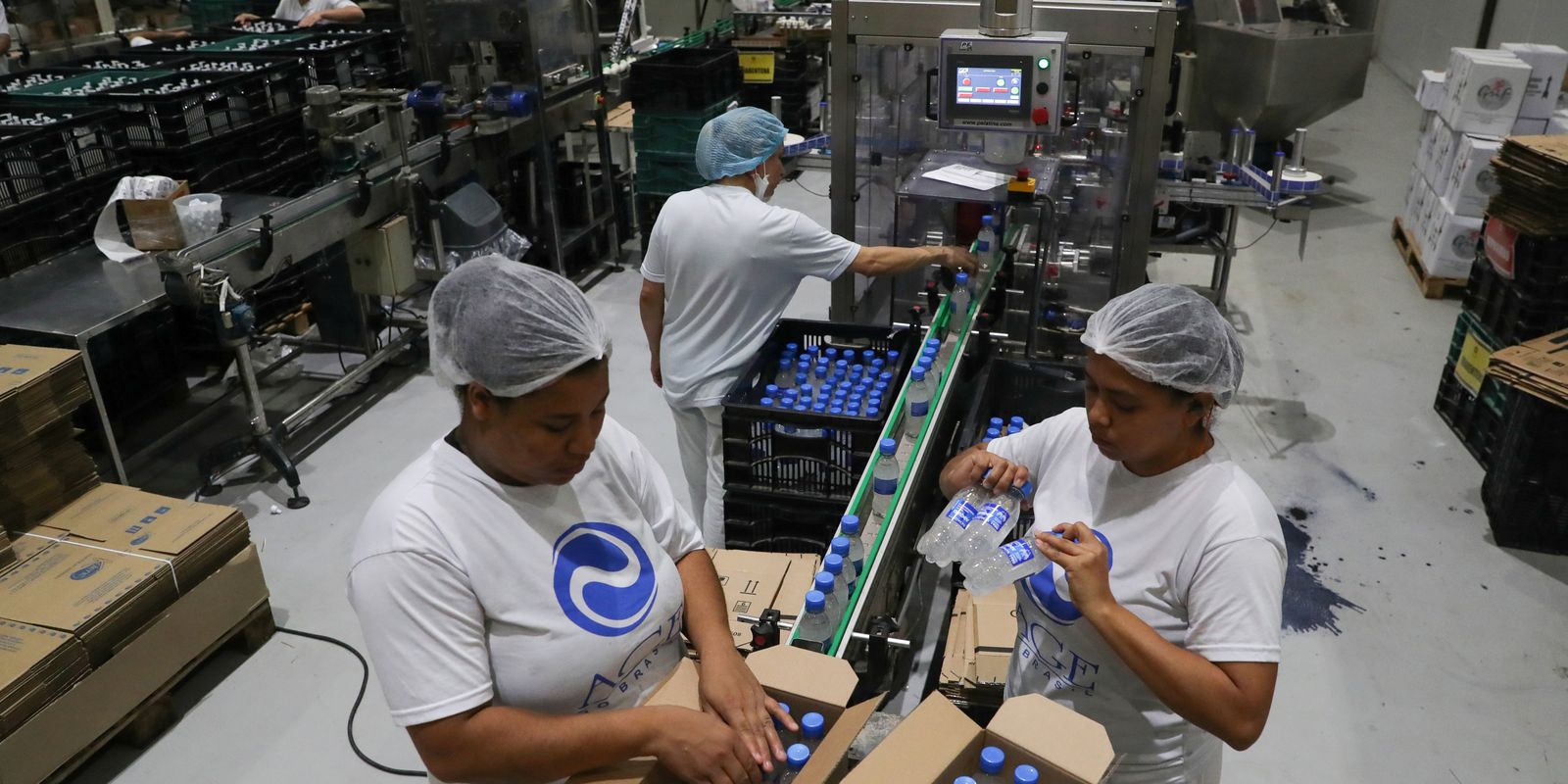 Indústria registra ligeira alta e acumula saldo positivo de 3% no ano