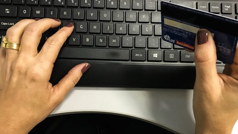 Volume de serviços cai 0,4% em agosto, revela IBGE