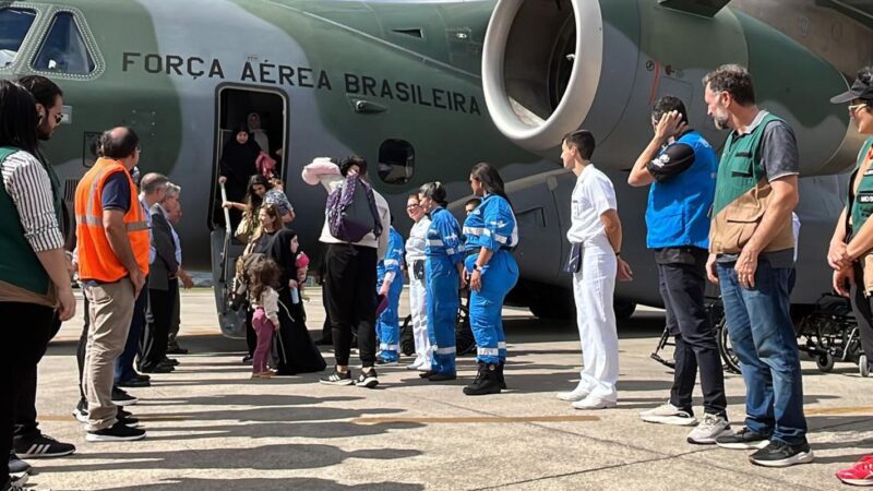 Oitavo voo com brasileiros repatriados do Líbano chega ao país