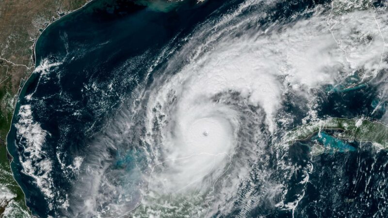 Flórida emite ordem de evacuação por chegada de furacão