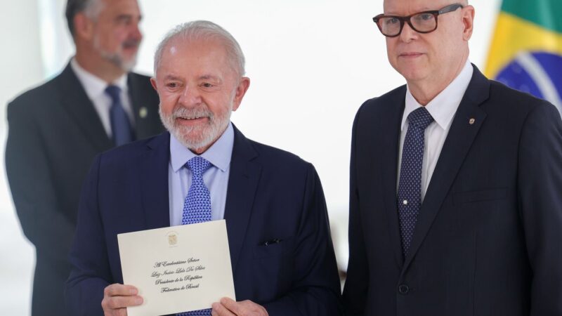 Lula recebe credenciais de oito novos embaixadores