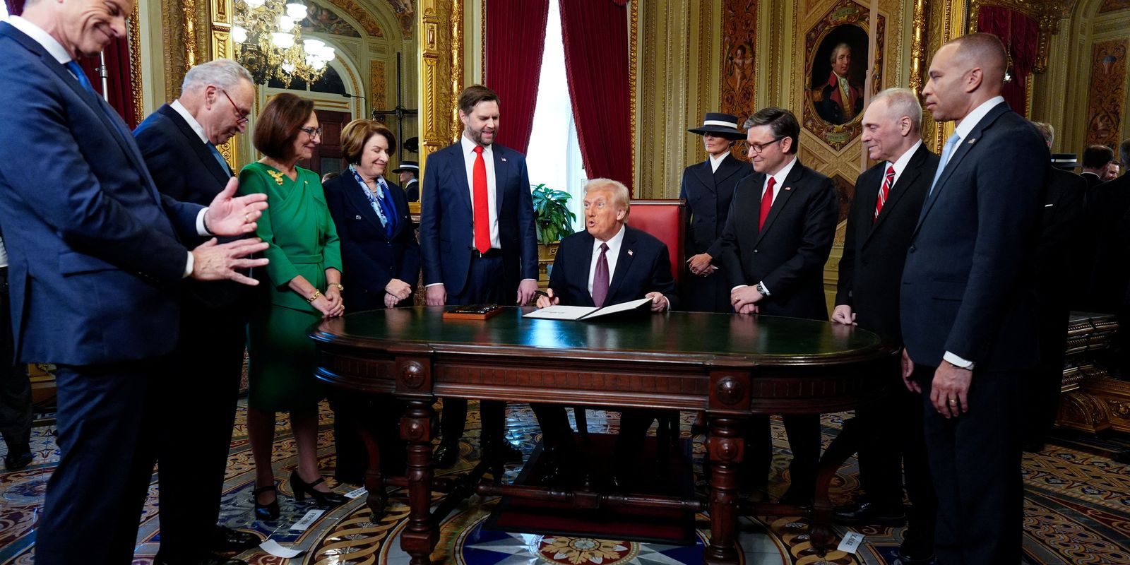 Nos EUA, 18 estados contestam restrição de cidadania por nascimento