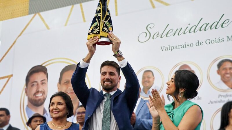 PREFEITO MARCUS VINICIUS RECEBE IMAGEM DE NOSSA SENHORA APARECIDA EM SUA POSSE