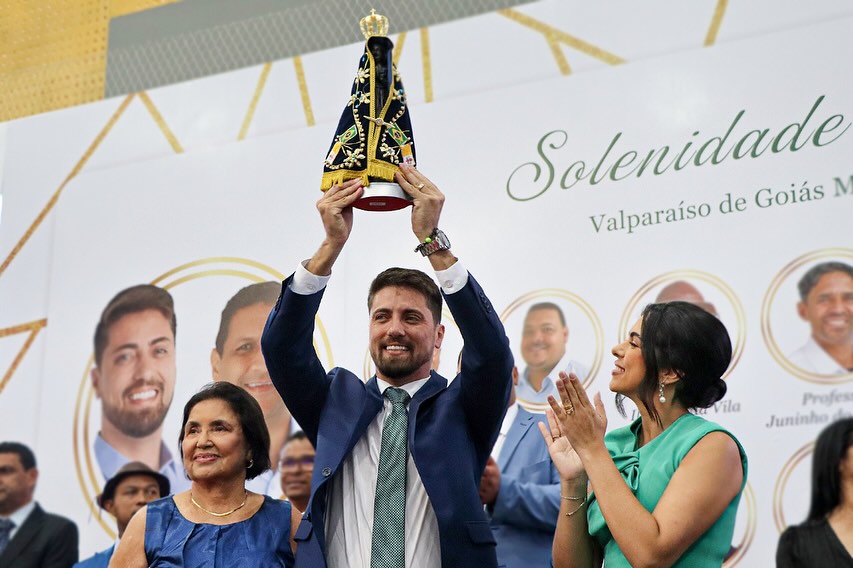 PREFEITO MARCUS VINICIUS RECEBE IMAGEM DE NOSSA SENHORA APARECIDA EM SUA POSSE
