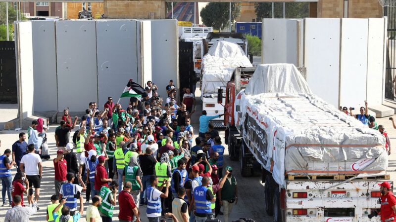 Caminhões com ajuda humanitária a palestinos voltam a chegar em Gaza