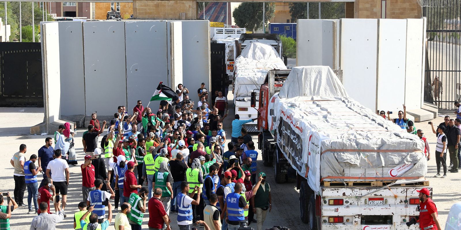 Caminhões com ajuda humanitária a palestinos voltam a chegar em Gaza