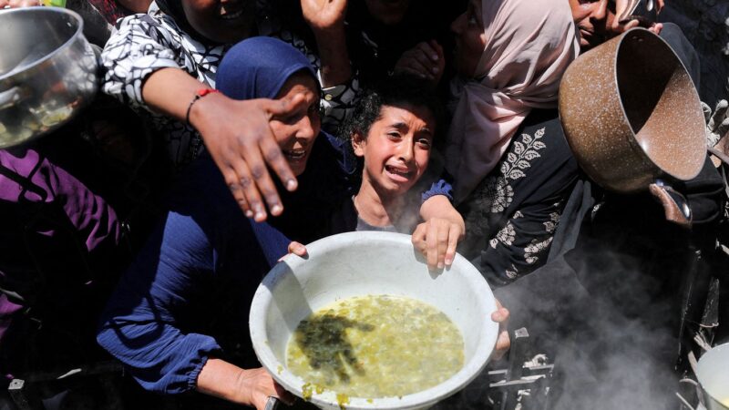 Israel abre fogo contra milhares de palestinos famintos em Gaza
