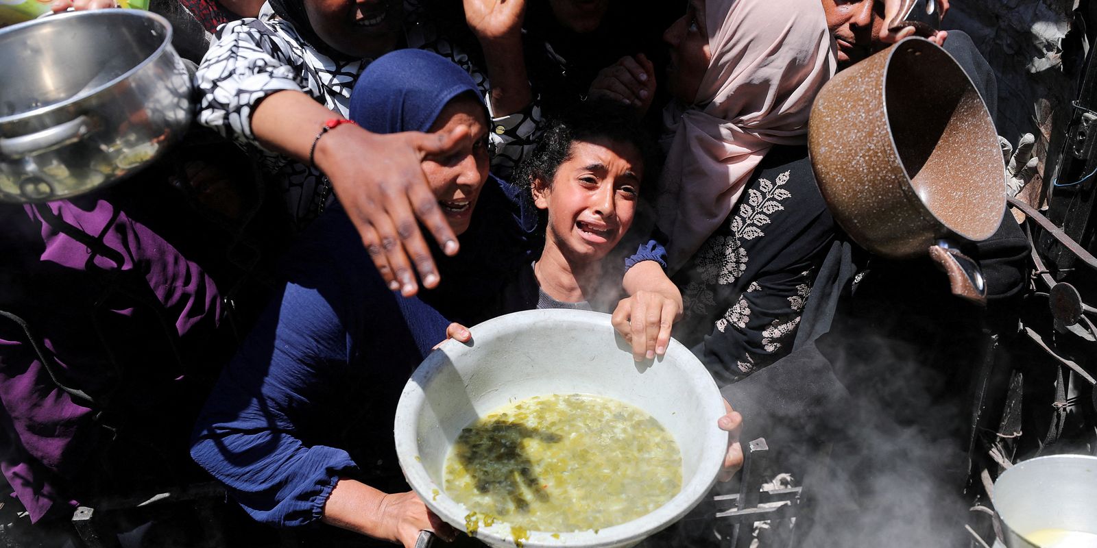Israel abre fogo contra milhares de palestinos famintos em Gaza