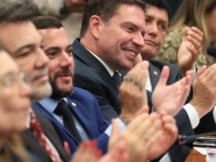 Câmara suspende ação penal contra Ramagem por atos do 8 de janeiro