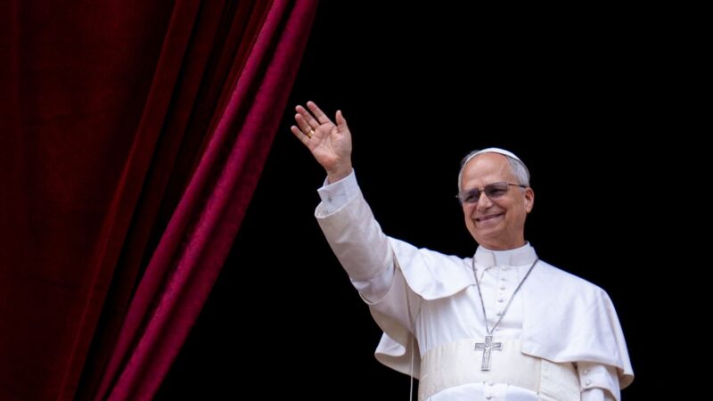 Papa Leão XIV toma posse oficialmente como bispo de Roma