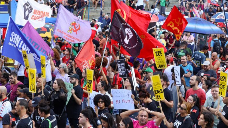 No Rio de Janeiro, manifestantes pedem fim da escala 6×1