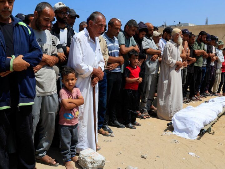 Israel mata 50 palestinos atacando multidão que esperava por comida