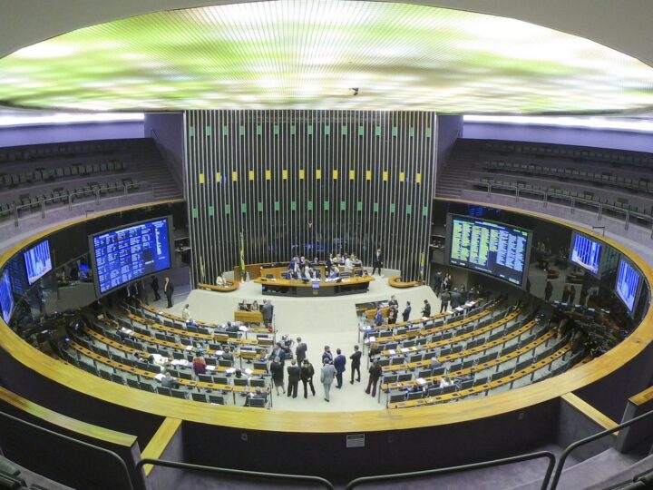 Governo tem mais um dia de conversas na Câmara sobre IOF