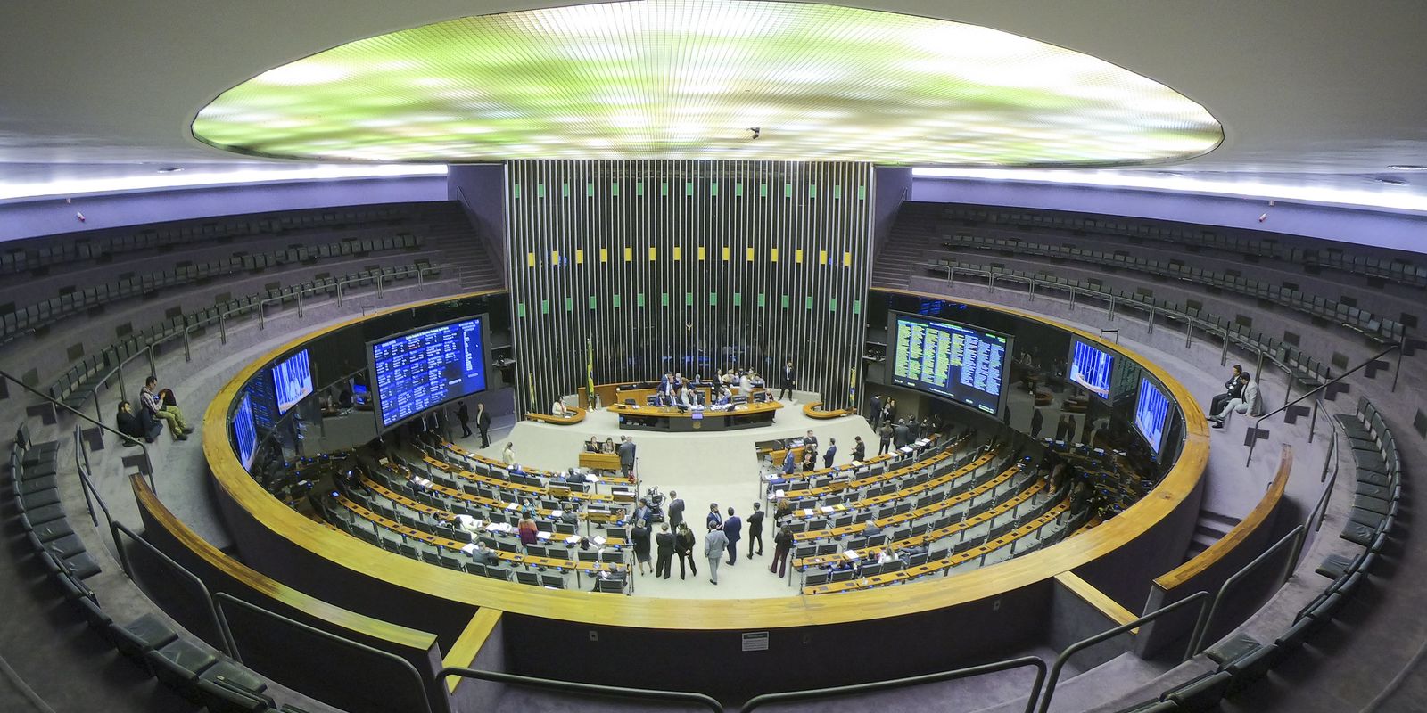 Governo tem mais um dia de conversas na Câmara sobre IOF