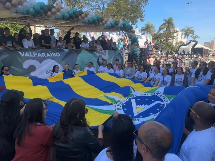 COM O TEMA “ACOLHER E EDUCAR”, VALPARAÍSO COMEMORA 30 ANOS EM GRANDE DESFILE CÍVICO