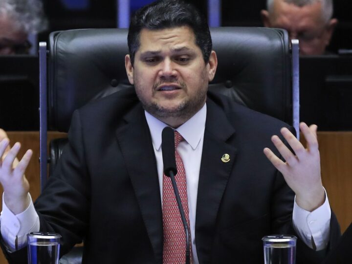 Alcolumbre lê requerimento que cria CPMI sobre fraudes no INSS