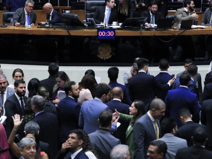 Câmara aprova urgência para suspender decreto do IOF